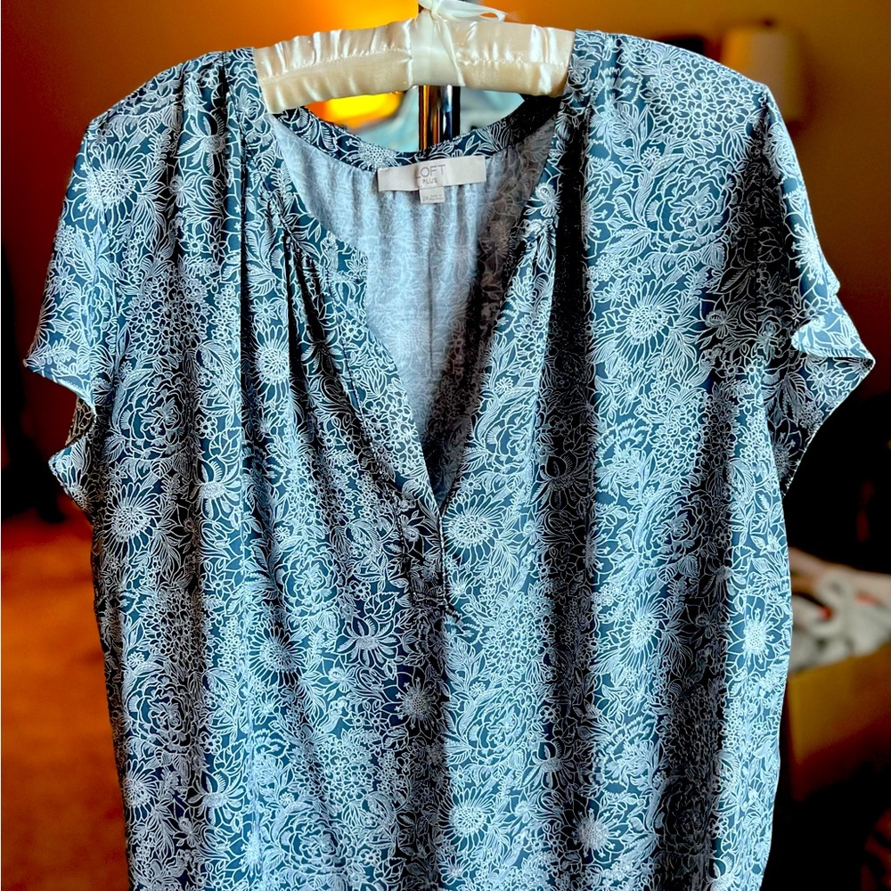 Loft Women’s Plus Blue Floral Top 24 24W